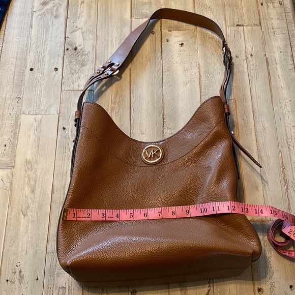 ❤️SOLD❤️ Michael Kors MK Purse Brown/Tan Adjustable Strap 2 Pocket Inside Zip - Picture 8 of 9